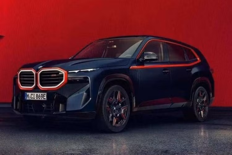 Những trang bị tiêu chuẩn đáng chú ý của xe gồm có hệ thống treo thích ứng Adaptive M Suspension Professional, khóa vi sai M Sport Differential, vành hợp kim 22 inch siêu nhẹ, nội thất bọc da Merino, sạc điện thoại không dây, hệ thống âm thanh vòm Bowers &amp; Wilkins, cửa hít và hệ thống cảnh báo áp suất lốp.