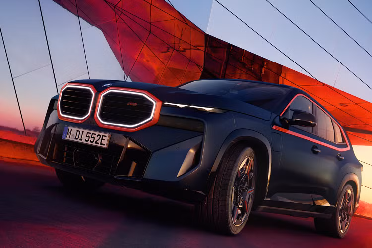 Dự kiến, xe sẽ chính thức được bàn giao cho khách hàng Mỹ vào tháng 8 năm nay, giá xe BMW XM Label Red 2023 sẽ là 185.000 USD (khoảng 4,3 tỷ đồng), đắt hơn 25.000 USD so với bản thường.