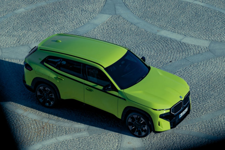 Ở BMW M760e 2023, động cơ xăng này tạo ra công suất tối đa 375 mã lực và mô-men xoắn cực đại 520 Nm. Bên cạnh đó là mô-tơ điện mạnh 197 mã lực nằm kẹp giữa động cơ xăng và hộp số tự động. Tổng cộng, BMW M760e 2023 sở hữu công suất 563 mã lực và mô-men xoắn cực đại 800 Nm