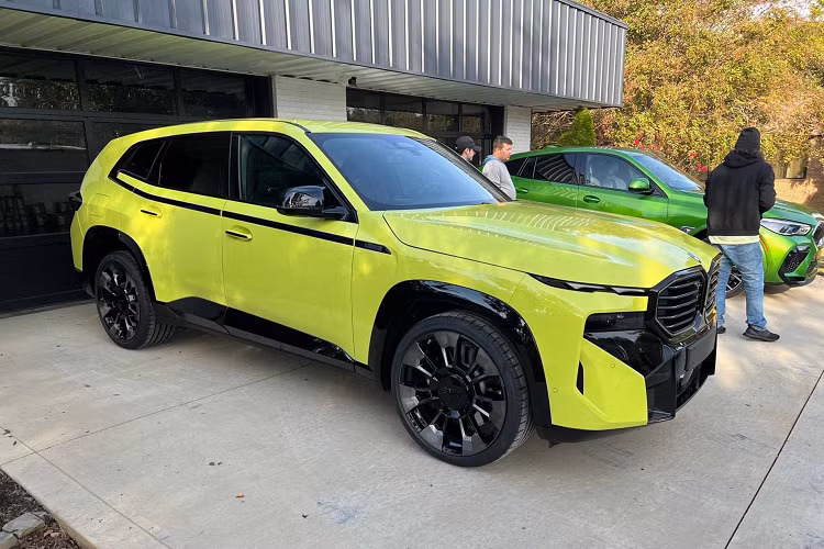 Nhờ đó, mẫu sedan hạng sang cỡ lớn này có thể tăng tốc từ 0-96 km/h trong thời gian 4,3 giây và chạy 80 - 84 km chỉ bằng mô-tơ điện. Hiện vẫn chưa rõ thời điểm ra mắt của BMW XM 50e 2024, nhưng phiên bản này sẽ không được bán ở thị trường Bắc Mỹ.