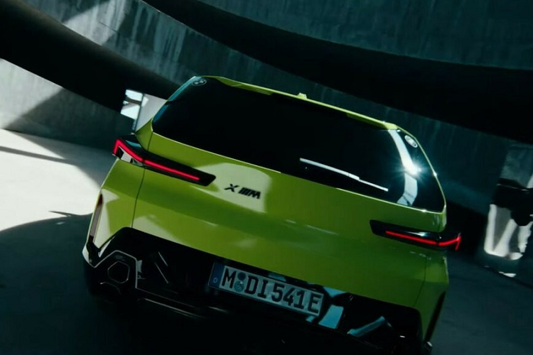Hãng BMW cho biết mẫu SUV hạng sang này có thể chạy được từ 76 - 84 km chỉ bằng mô-tơ điện. Theo dự đoán, BMW XM 50e 2024 sẽ không dùng động cơ xăng V8, tăng áp kép, dung tích 4.4L như các phiên bản cao cấp hơn. Thay vào đó, bản tiêu chuẩn của dòng SUV hạng sang này có thể sẽ dùng động cơ xăng 6 xi-lanh thẳng hàng, tăng áp, dung tích 3.0L tương tự BMW M760e mới.