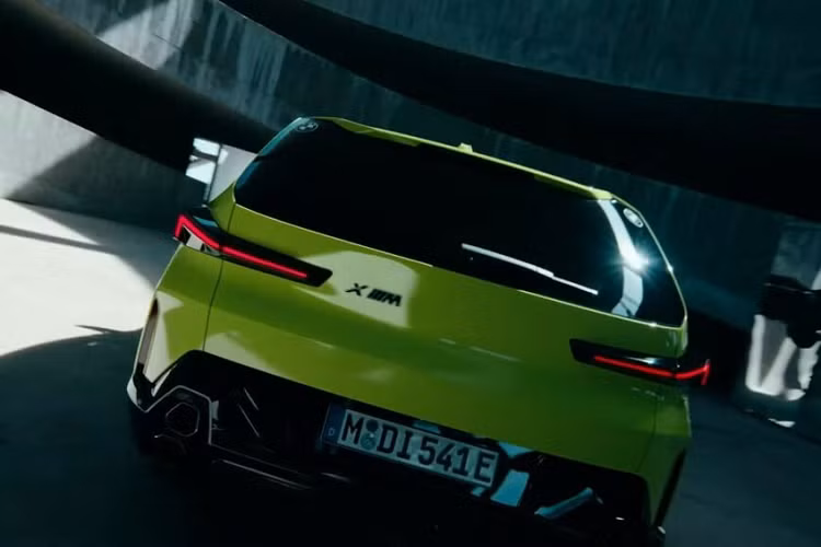 Hãng BMW cho biết mẫu SUV hạng sang này có thể chạy được từ 76 - 84 km chỉ bằng mô-tơ điện. Theo dự đoán, BMW XM 50e 2024 sẽ không dùng động cơ xăng V8, tăng áp kép, dung tích 4.4L như các phiên bản cao cấp hơn. Thay vào đó, bản tiêu chuẩn của dòng SUV hạng sang này có thể sẽ dùng động cơ xăng 6 xi-lanh thẳng hàng, tăng áp, dung tích 3.0L tương tự BMW M760e mới.