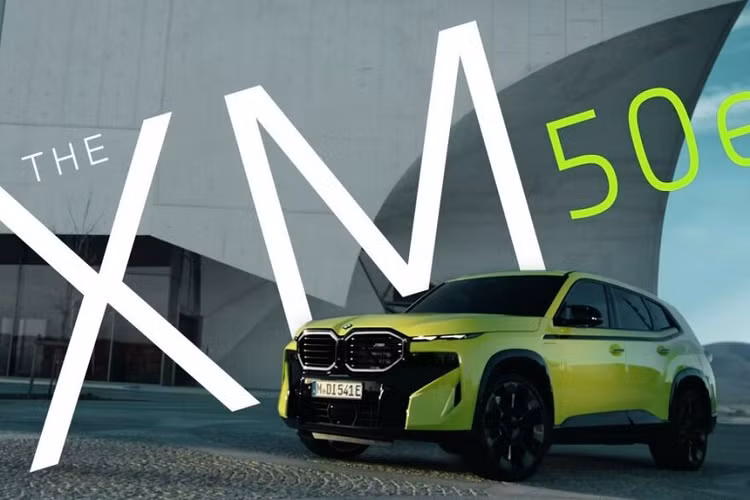 Ngoài Label Red, hãng BMW còn âm thầm ra mắt phiên bản tiêu chuẩn mới của dòng xe XM mang tên 50e. Hiện hãng BMW chưa công bố nhiều thông tin liên quan đến XM 50e mới. Chỉ biết rằng, BMW XM 50e 2024 sẽ được trang bị hệ truyền động plug-in hybrid, kết hợp giữa động cơ xăng, mô-tơ điện và pin lithium-ion.