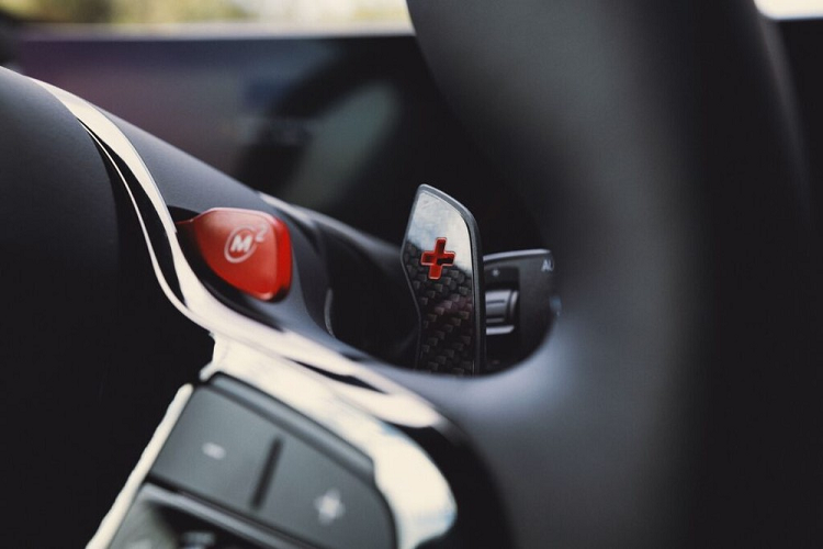 Sức mạnh này cho phép xe tăng tốc từ 0-96 km/h trong thời gian 3,7 giây, giảm 0,4 giây so với bản thường, và đạt vận tốc tối đa giới hạn điện tử 250 km/h. Nếu xe có thêm gói công nghệ M Driver’s Package, vận tốc tối đa sẽ tăng lên 280 km/h.