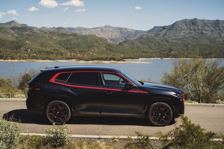 Label Red được định vị như phiên bản cao cấp nhất của dòng BMW XM vào thời điểm hiện tại. Đồng thời, đây cũng là mẫu xe BMW M thương mại mạnh nhất từ trước đến nay. Cụ thể, BMW XM Label Red 2023 mới được trang bị hệ truyền động plug-in hybrid với động cơ xăng V8, tăng áp kép, dung tích 4.4L tương tự bản thường