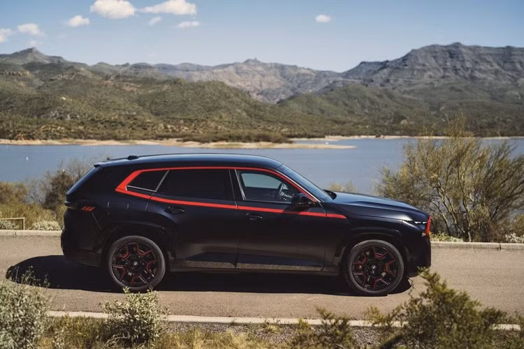 Label Red được định vị như phiên bản cao cấp nhất của dòng BMW XM vào thời điểm hiện tại. Đồng thời, đây cũng là mẫu xe BMW M thương mại mạnh nhất từ trước đến nay. Cụ thể, BMW XM Label Red 2023 mới được trang bị hệ truyền động plug-in hybrid với động cơ xăng V8, tăng áp kép, dung tích 4.4L tương tự bản thường