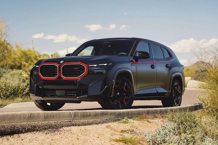 Mẫu xe này sở hữu hệ dẫn động plug-in hybrid mạnh mẽ, tỷ lệ phân bổ trọng lượng gần như hoàn hảo, hệ dẫn động 4 bánh toàn thời gian AWD và quãng đường di chuyển 48 km chỉ bằng mô-tơ điện. Tuy nhiên, so với phần lớn các mẫu xe M khác của thương hiệu Đức, BMW XM tăng tốc chậm hơn. Đó là lý do vì sao hãng BMW vén màn phiên bản mới của XM mang tên Label Red.