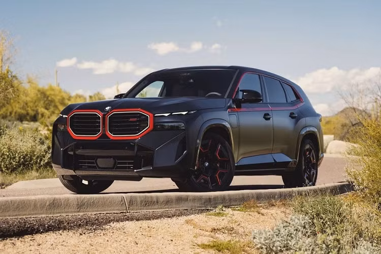 Mẫu xe này sở hữu hệ dẫn động plug-in hybrid mạnh mẽ, tỷ lệ phân bổ trọng lượng gần như hoàn hảo, hệ dẫn động 4 bánh toàn thời gian AWD và quãng đường di chuyển 48 km chỉ bằng mô-tơ điện. Tuy nhiên, so với phần lớn các mẫu xe M khác của thương hiệu Đức, BMW XM tăng tốc chậm hơn. Đó là lý do vì sao hãng BMW vén màn phiên bản mới của XM mang tên Label Red.