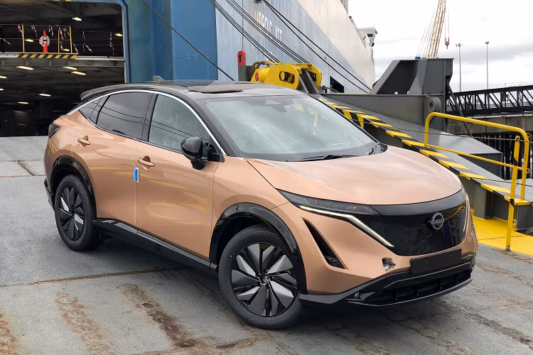 Trong quý gần đây, 0,6% số xe của Nissan được bán ở Trung Quốc là xe điện, trong khi mức trung bình của ngành là 21/100 xe được bán ra là xe điện. Hiện tại, Nissan Ariya được bán ra tại Trung Quốc có 2 phiên bản là dẫn động cầu trước và dẫn động bốn bánh, cùng bốn cấu hình khác nhau.