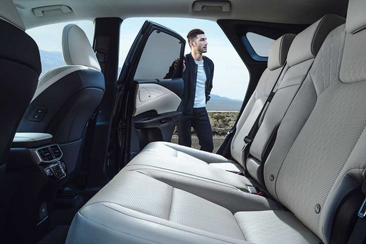 Tuy nhiên, cũng trong năm 2022, một số thông tin được báo chí tại Nhật Bản đăng tải hé lộ việc Lexus đang lên kế hoạch bổ sung một mẫu SUV 3 hàng ghế với tên gọi TX.