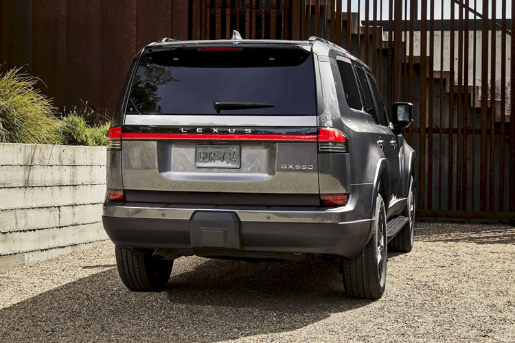Lexus cho biết trong tương lai gần họ sẽ bổ sung thêm một lựa chọn hệ truyền động nữa cho GX 2024 là bản hybrid, nhưng chưa tiết lộ thêm gì về thông số cụ thể. Động cơ V6 của GX 550 được kết hợp với hộp số tự động 10 cấp, đi kèm hệ dẫn động hai cầu 4WD toàn thời gian tiêu chuẩn, cùng bộ vi sai hạn chế trơn trượt Torsen.