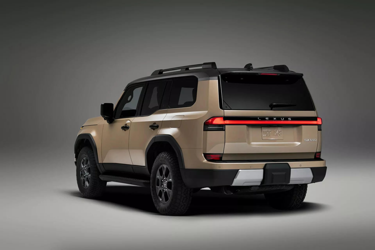 Nếu muốn một chiếc Lexus GX 2024 theo hướng sang trọng, khách mua có thể tìm đến bản GX 550 Luxury với mâm 22 inch, gương chiếu hậu tích hợp đèn chiếu sáng phụ, ghế bọc da semi-aniline có sưởi, làm mát và massage, bậu cửa có đèn viền chiếu sáng và rèm che nắng cho hàng ghế thứ 2.