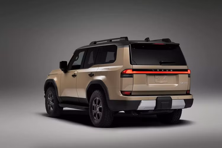 Nếu muốn một chiếc Lexus GX 2024 theo hướng sang trọng, khách mua có thể tìm đến bản GX 550 Luxury với mâm 22 inch, gương chiếu hậu tích hợp đèn chiếu sáng phụ, ghế bọc da semi-aniline có sưởi, làm mát và massage, bậu cửa có đèn viền chiếu sáng và rèm che nắng cho hàng ghế thứ 2.