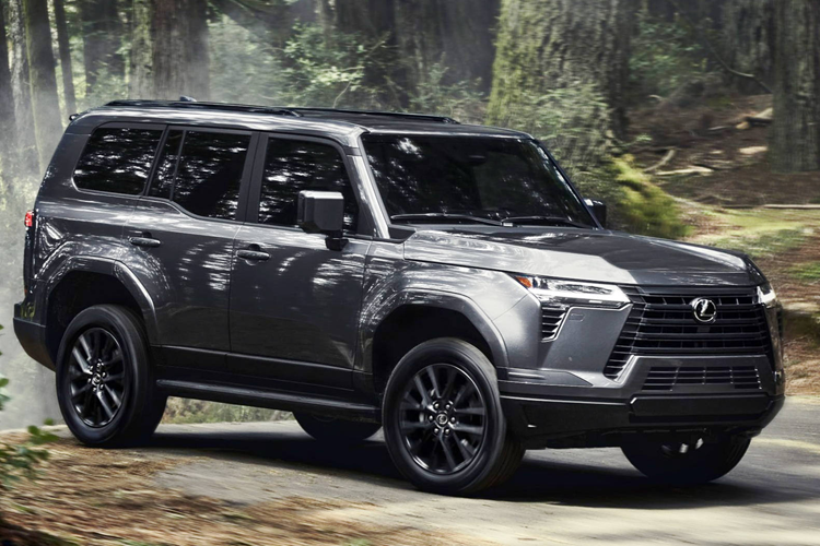 Khởi đầu bằng bản GX 550 Premium, xe trang bị đèn pha LED, mâm 20 inch, bậc lên/xuống cố định bên hông, cửa sau đóng/mở điện, cửa sổ trời dạng moonroof, nội thất 7 chỗ, cụm đồng hồ kỹ thuật số 12,3 inch, màn hình giải trí 14 inch, vô-lăng bọc da, ghế trước bọc da tổng hợp NuLuxe có sưởi và làm mát, hệ thống đèn viền nội thất, dàn âm thanh 10 loa…