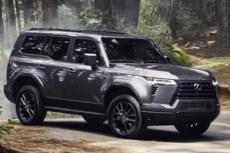 Khởi đầu bằng bản GX 550 Premium, xe trang bị đèn pha LED, mâm 20 inch, bậc lên/xuống cố định bên hông, cửa sau đóng/mở điện, cửa sổ trời dạng moonroof, nội thất 7 chỗ, cụm đồng hồ kỹ thuật số 12,3 inch, màn hình giải trí 14 inch, vô-lăng bọc da, ghế trước bọc da tổng hợp NuLuxe có sưởi và làm mát, hệ thống đèn viền nội thất, dàn âm thanh 10 loa…