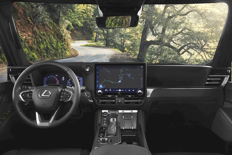 Tiếp đến là bản GX 550 Premium+ có thêm đèn sương mù LED, chức năng đá cốp, thêm tính năng sưởi cho vô-lăng và hàng ghế thứ 2, còn hàng ghế thứ 3 có thêm gập điện. Bản này còn có sạc điện thoại không dây, chức năng quan sát Panoramic View Monitor và hệ thống hỗ trợ đỗ xe Intuitive Parking Assist có thêm chức năng nhận diện người đi bộ Pedestrian Detection.