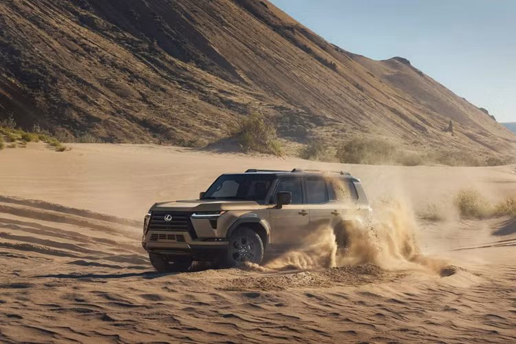 Bản Overtrail tập trung vào đi địa hình, về cơ bản là dựa trên cấu hình Premium nhưng lược bỏ bớt hàng ghế thứ 3. Xe trang bị lốp All-Terrain 33 inch bọc bên ngoài mâm xe 18 inch, vô-lăng bọc da có sưởi cũng như bọc ghế NuLuxe.