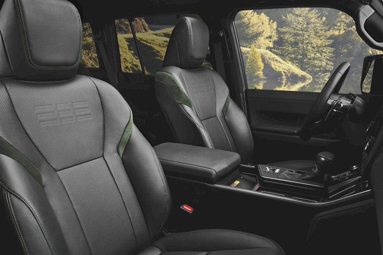 Ngoài ra còn có vô-lăng trợ lực, bộ sạc điện thoại thông minh không dây, tấm bệ cửa có đèn chiếu sáng và tấm che nắng cho hàng ghế thứ 2. Các bản Overtrail và Overtrail+ được trang bị tiêu chuẩn hàng loạt công nghệ hỗ trợ đi địa hình, bao gồm nút chọn chế độ Multi-Terrain Select, tính năng Crawl Control