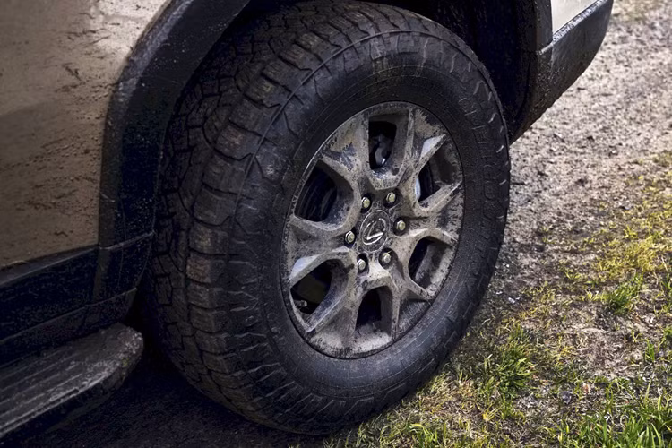 Người mua cũng sẽ tìm thấy các thanh ray trên mái màu đen, cần gạt nước làm tan băng trên kính chắn gió, hệ thống rửa đèn pha và hệ thống âm thanh 10 loa. Cuối cùng là bản Overtrail+ bổ sung thêm các tiện ích nâng tầm sự sang trọng với ghế trước có sưởi, thông gió và mát-xa cũng như hàng ghế thứ 2 có sưởi.