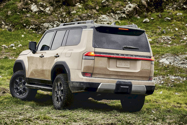 Ở thời điểm hiện tại, dòng Lexus GX 2024 thế hệ mới chỉ có duy nhất một bản động cơ là GX 550 được trang bị máy xăng V6 3.4L tăng áp kép có công suất tối đa 349 mã lực và mô-men xoắn cực đại 650 Nm, mạnh hơn lần lượt 48 và 46 đơn vị so với động cơ V8 cũ.