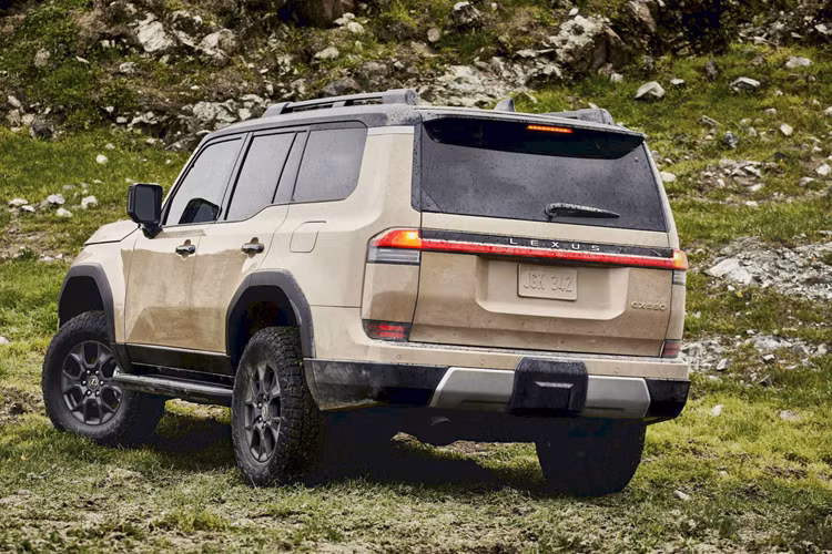 Ở thời điểm hiện tại, dòng Lexus GX 2024 thế hệ mới chỉ có duy nhất một bản động cơ là GX 550 được trang bị máy xăng V6 3.4L tăng áp kép có công suất tối đa 349 mã lực và mô-men xoắn cực đại 650 Nm, mạnh hơn lần lượt 48 và 46 đơn vị so với động cơ V8 cũ.