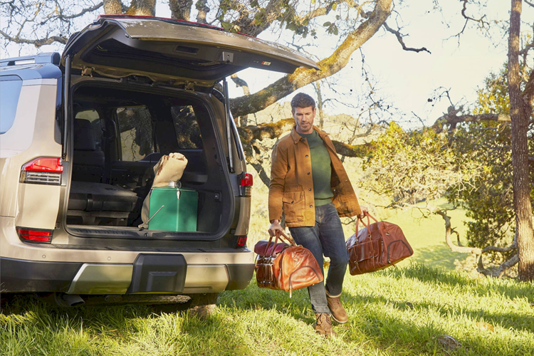 7 kiểu phối màu cho toàn thân xe dành cho các bản còn lại, bao gồm Eminent White Pearl, Nebula Gray Pearl, Atomic Silver, GX-first Incognito, Caviar, Nori Green Pearl và Nightfall Mica. Các bản GX Overtrail có vòm bánh xe mở rộng trông rất cơ bắp, trong khi tấm chống trượt bằng nhôm là trang bị tiêu chuẩn.