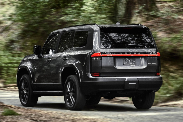 Hệ thống gài cầu được cải tiến giúp việc chuyển đổi giữa chế độ 4H và 4L nhanh hơn. Hệ thống treo tay đòn kép ở phía trước kết hợp cùng bộ giảm chấn đa liên kết ở phía sau.