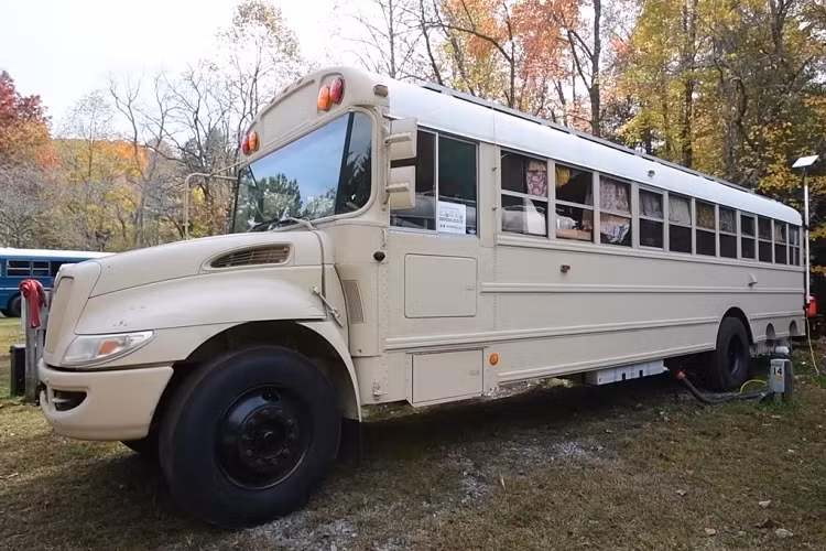 Chủ xe là Nikki, cô gái làm thiết kế đồ họa đã tự mua và thiết kế lại toàn bộ chiếc xe buýt chở học sinh. Doodle Bus có mọi thứ bạn cần, một nhà bếp tiện dụng và một bồn tắm khổng lồ, thứ mà hầu hết mọi người đều mơ ước nhưng rất hiếm thấy ở một chiếc xe motorhome.