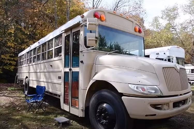 Chiếc xe buýt độ nhà di động này có chiều dài 10,7 mét. Trước khi bắt tay thực hiện, Nikki đã vẽ bản phác thảo chiếc xe buýt trên laptop. Nikki bố trí một giá xếp xe đạp, hộp bảo vệ máy phát điện.