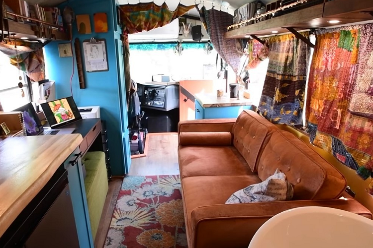 Giá xếp này còn có các hộc chứa dụng cụ. Ngoài những lúc sử dụng nguồn điện lưới, xe còn có máy phát điện, pin mặt trời (8 pin năng lượng mặt trời 100 amp) và pin lithium.