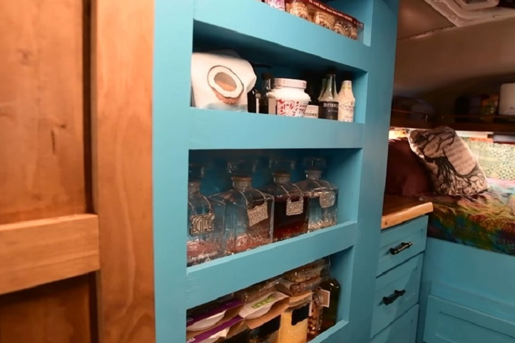 Thường ở những chiếc xe camping hoặc motorhome khu vực vệ sinh được bố trí sắp đặt gọn nhẹ tối đa. Nhà bếp có thể không đầy đủ tiện nghi đối với một số người vì không có lò nướng và bếp nấu.