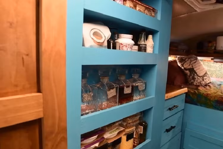 Thường ở những chiếc xe camping hoặc motorhome khu vực vệ sinh được bố trí sắp đặt gọn nhẹ tối đa. Nhà bếp có thể không đầy đủ tiện nghi đối với một số người vì không có lò nướng và bếp nấu.