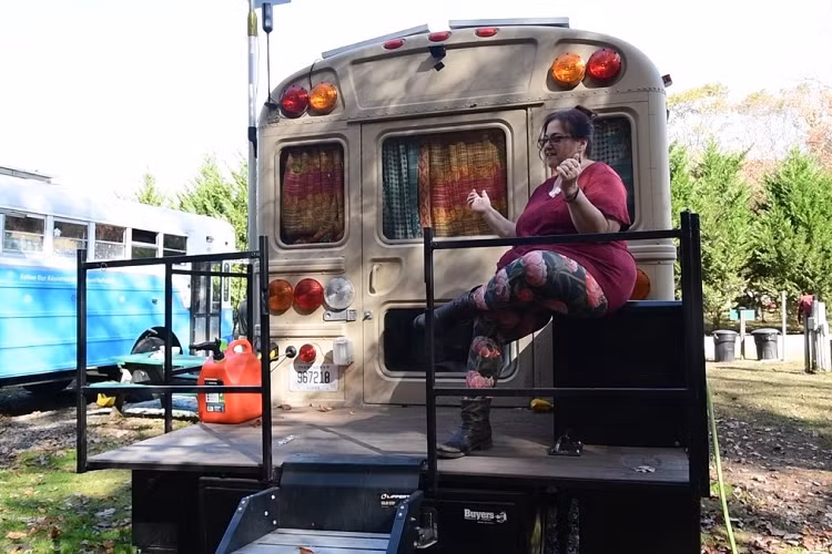 Dự trữ nước ngọt ở chiếc xe này lên tới 757 lít. Phía cuối xe buýt là giường ngủ được nâng lên. Lý do chiếc giường được nâng lên là để có đủ không gian cho chiếc bàn dài 1,8 mét và rộng 60cm. Toàn bộ hệ thống điện và bể chứa nước cũng được giấu bên dưới chiếc giường cỡ lớn này.