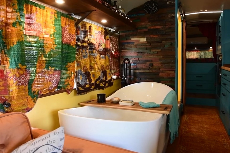 Nội thất là điểm nhấn chính ở chiếc xe này. Phòng bếp và phòng khách được thiết kế theo không gian mở, thường thấy ở những chiếc xe motorhome. Chiếc xe buýt chở học sinh vốn có không gian hạn chế, nên một bức tường giữa phòng khách và bếp sẽ khiến không gian bí bách và tốn diện tích.