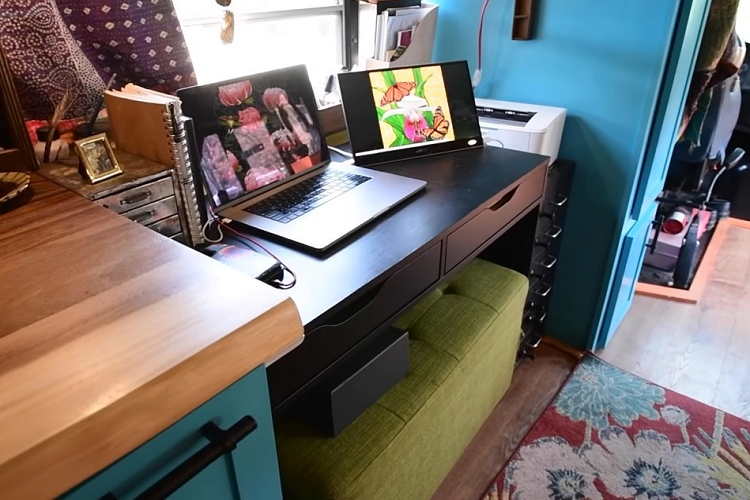 Nikki làm việc tại nhà là chính nên phòng khách được cô khá chăm chút khá kĩ. Bàn làm việc, laptop, máy tính bảng. Chiếc ghế dài ở phòng khách được thiết kế nhiều ngăn chứa đồ giúp tiết kiệm tối đa không gian.