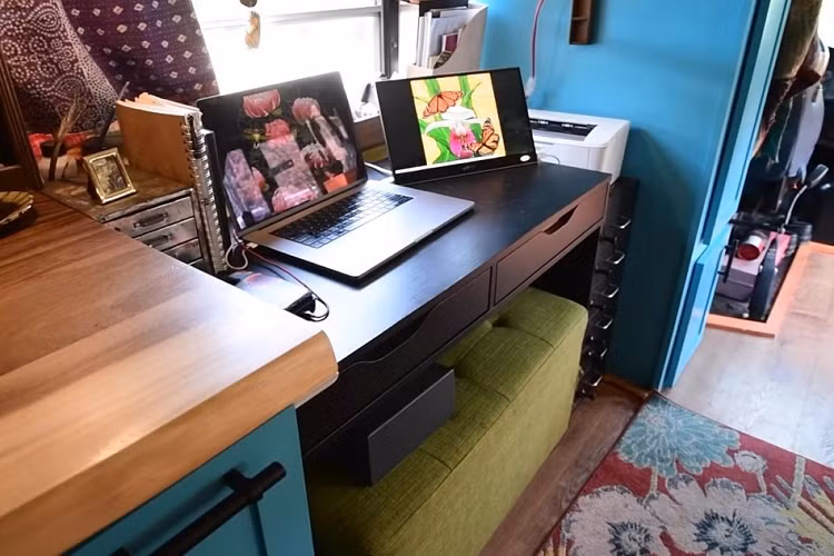 Nikki làm việc tại nhà là chính nên phòng khách được cô khá chăm chút khá kĩ. Bàn làm việc, laptop, máy tính bảng. Chiếc ghế dài ở phòng khách được thiết kế nhiều ngăn chứa đồ giúp tiết kiệm tối đa không gian.