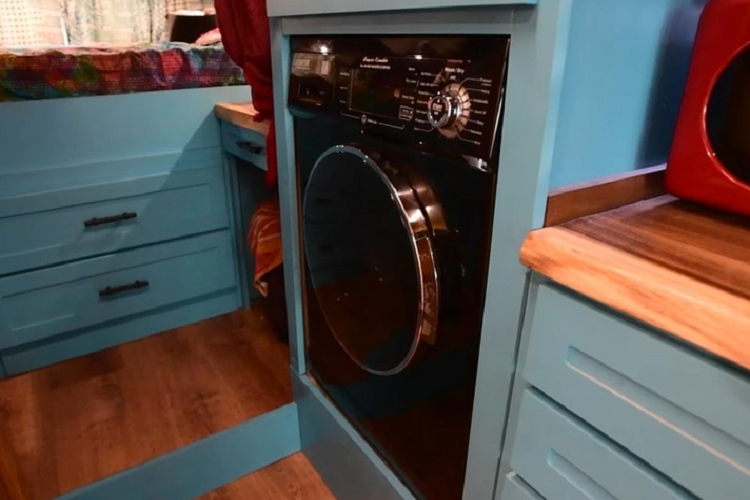 Các ô cửa sổ được bố trí rèm cửa nhiều màu sắc sặc sỡ, tạo cảm giác như kính màu. Điều đặc biệt ở chiếc xe buýt đó là một bồn tắm lớn. Vì Nikki sống một mình nên đó không phải là vấn đề. Bồn tắm có một vòi riêng biệt, một đầu vòi hoa sen phun mưa và một cái khay trên đó có thể đặt một vài ngọn nến và đồ uống.