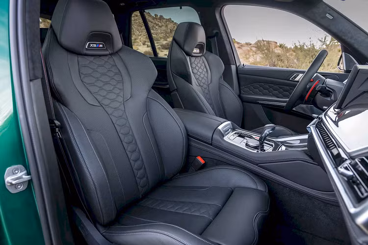 Bên trong nội thất xe dễ dàng nhận ra sự hiện diện của màn hình cong BMW Curved Display, bao gồm phần hiển thị thông số xe 12,3 inch và phần hiển thị thông tin giải trí 14,9 inch chạy trên hệ điều hành BMW Operating System 8.