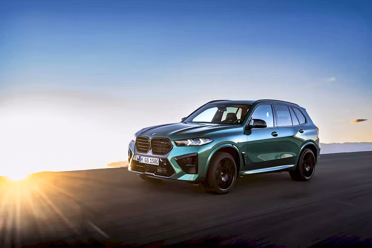 Lưới tản nhiệt hình quả thận được sửa đổi nhẹ, đường viền lấy cảm hứng từ XM kết nối lưới tản nhiệt với cản dưới. Các huy hiệu, bộ chia gió trước, 4 ống xả và bộ khuếch tán đều được sơn màu đen.