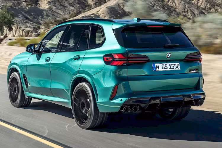 Về kiểu dáng, những chiếc SUV X5 và X6 mang nhãn hiệu M sử dụng đèn pha LED mỏng hơn và đồ họa đèn hậu LED hình chữ X giống như các phiên bản thông thường, nhưng được ưu ái lắp đặt sẵn bộ bodykit dành riêng cho từng phiên bản và mâm xe hợp kim có đường kính lớn hơn (21 inch trước / 22 inch sau).