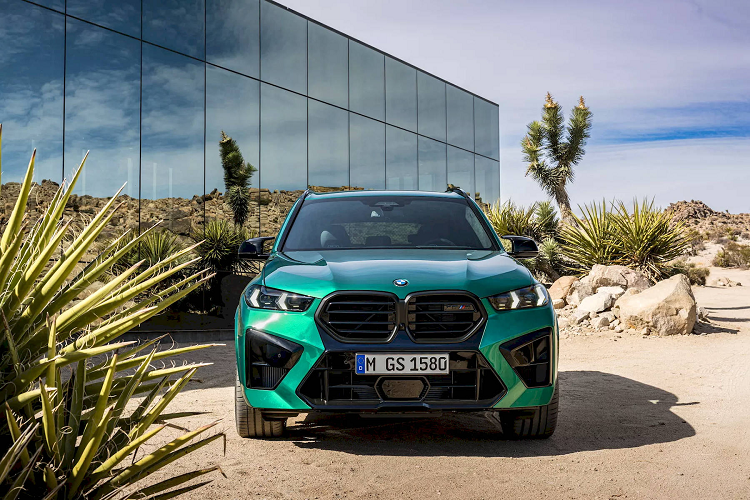 Các tính năng vận hành tiêu chuẩn bao gồm hệ dẫn động 4 bánh toàn thời gian M xDrive, vi sai Active M Differential ở phía sau, ống xả M Sport với cánh đảo gió điều khiển điện tử, phanh M Compound Brakes và hệ thống treo thích ứng Adaptive M Suspension Professional với thiết lập tinh tế, tất cả sẽ giúp người lái đạt được hiệu năng tốt nhất có thể từ động cơ V8.