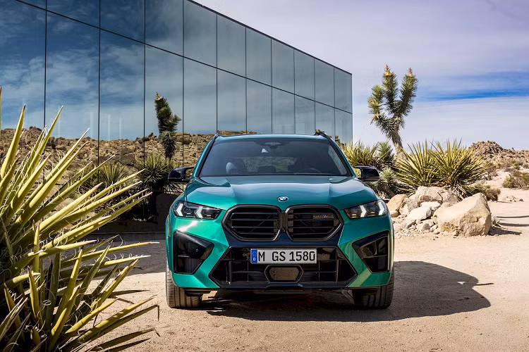 Các tính năng vận hành tiêu chuẩn bao gồm hệ dẫn động 4 bánh toàn thời gian M xDrive, vi sai Active M Differential ở phía sau, ống xả M Sport với cánh đảo gió điều khiển điện tử, phanh M Compound Brakes và hệ thống treo thích ứng Adaptive M Suspension Professional với thiết lập tinh tế, tất cả sẽ giúp người lái đạt được hiệu năng tốt nhất có thể từ động cơ V8.