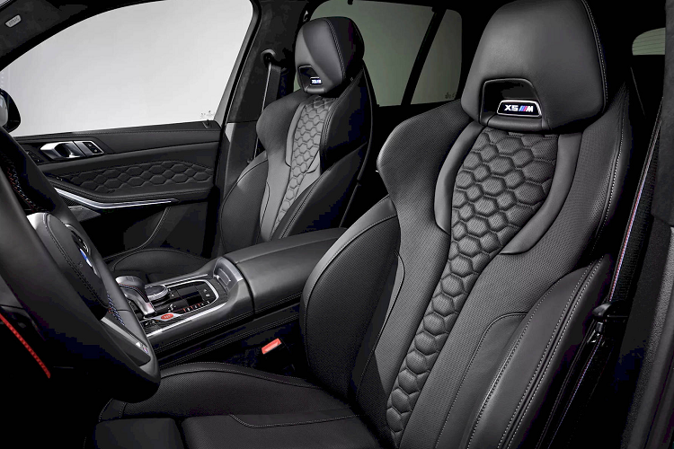 Vô lăng bọc da M, ghế bọc da Merino, ghế có sưởi, hệ thống âm thanh Harman Kardon và cửa sổ trời toàn cảnh. Những điểm nổi bật trong danh sách tùy chọn bao gồm hệ thống âm thanh Bowers &amp; Wilkins xịn xò hơn, cửa hít, cửa sổ trời toàn cảnh Sky Lounge LED cũng như ghế có sưởi, thông gió và massage.