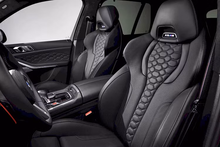 Vô lăng bọc da M, ghế bọc da Merino, ghế có sưởi, hệ thống âm thanh Harman Kardon và cửa sổ trời toàn cảnh. Những điểm nổi bật trong danh sách tùy chọn bao gồm hệ thống âm thanh Bowers &amp; Wilkins xịn xò hơn, cửa hít, cửa sổ trời toàn cảnh Sky Lounge LED cũng như ghế có sưởi, thông gió và massage.