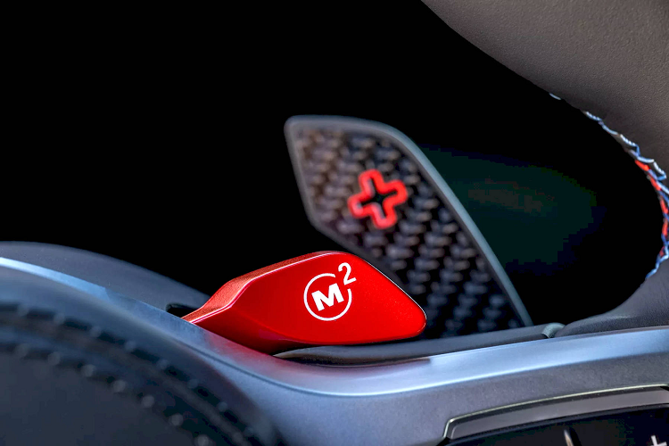 Trong số các tính năng mới được giới thiệu ở bản facelift là bảng điều khiển có cấu trúc bề mặt tinh thể, hệ thống đèn viền nội thất tinh tế và lẫy chuyển số carbon. Cả hai mẫu xe đều trang bị tiêu chuẩn gói trang trí nội thất bằng sợi carbon (với tùy chọn gỗ Fineline Black hoặc gỗ Ash Root Open Pore màu bạc)