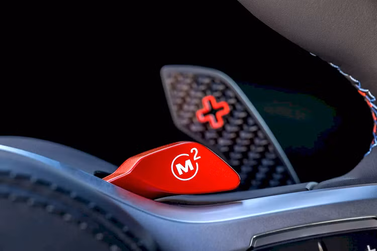 Trong số các tính năng mới được giới thiệu ở bản facelift là bảng điều khiển có cấu trúc bề mặt tinh thể, hệ thống đèn viền nội thất tinh tế và lẫy chuyển số carbon. Cả hai mẫu xe đều trang bị tiêu chuẩn gói trang trí nội thất bằng sợi carbon (với tùy chọn gỗ Fineline Black hoặc gỗ Ash Root Open Pore màu bạc)