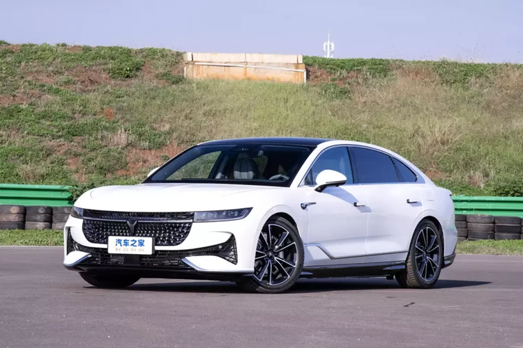 Tại triển lãm ôtô Quảng Châu 2023 diễn ra vào tháng 11 vừa qua, Voyah, thương hiệu con của tập đoàn ôtô Đông Phong, đã giới thiệu mẫu xe sedan Voyah Passion PHEV 2023 mới với mức giá mở bán trước từ 266.900 nhân dân tệ (tương đương 866 triệu đồng).