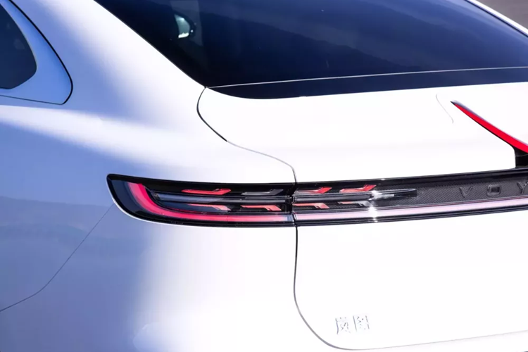 Về ngoại hình, Voyah Passion PHEV 2023 cho thấy sự khác biệt rõ ràng ở mặt trước so với các mẫu thuần điện. Lưới tản nhiệt lớn hơn được bổ sung ở mặt trước, đồng thời viền xung quanh phía trước cũng được tối ưu hóa, toàn bộ mặt trước được thiết kế trực quan. rộng hơn về phía bên.