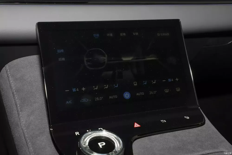 Màn hình dưới bảng điều khiển trung tâm chủ yếu dùng để điều khiển điều hòa, ghế ngồi, các thao tác tắt xe... Voyah Passion PHEV 2023 sử dụng thiết kế hộp số dạng núm vặn và có đế sạc không dây. Hàng ghế trước và sau của xe rộng rãi, thoải mái, có chỉnh điện, sưởi ghế và thông gió.