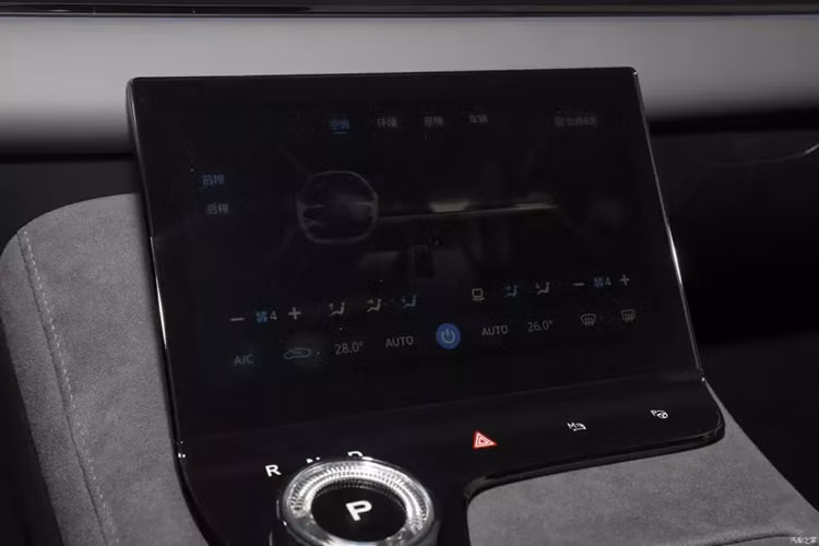 Màn hình dưới bảng điều khiển trung tâm chủ yếu dùng để điều khiển điều hòa, ghế ngồi, các thao tác tắt xe... Voyah Passion PHEV 2023 sử dụng thiết kế hộp số dạng núm vặn và có đế sạc không dây. Hàng ghế trước và sau của xe rộng rãi, thoải mái, có chỉnh điện, sưởi ghế và thông gió.